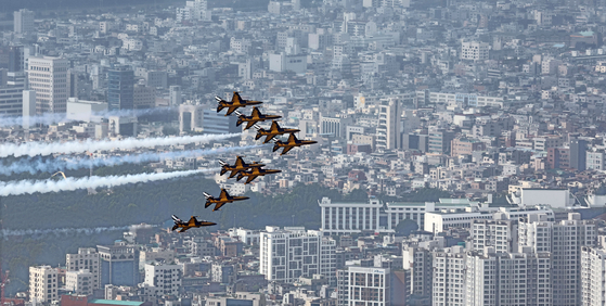  Korean Air Force's Black Eagles aerobatic team flies over Seoul on Aug. 31 during practices for the military ceremony of Armed Forces Day on Sept. 26. [YONHAP]
