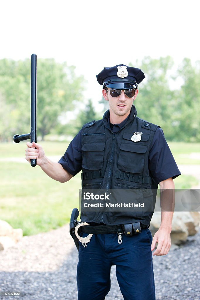 polisi-memegang-tongkat-malam.jpg