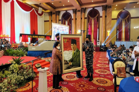 didampingi-ksal-megawati-resmikan-kapal-perang-kri-bung-karno369-hmg.jpg