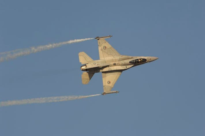 UAE - Air Force Lockheed Martin F-16E Fighting Falcon flying-display with smoke at the Dubai AirShow 2007