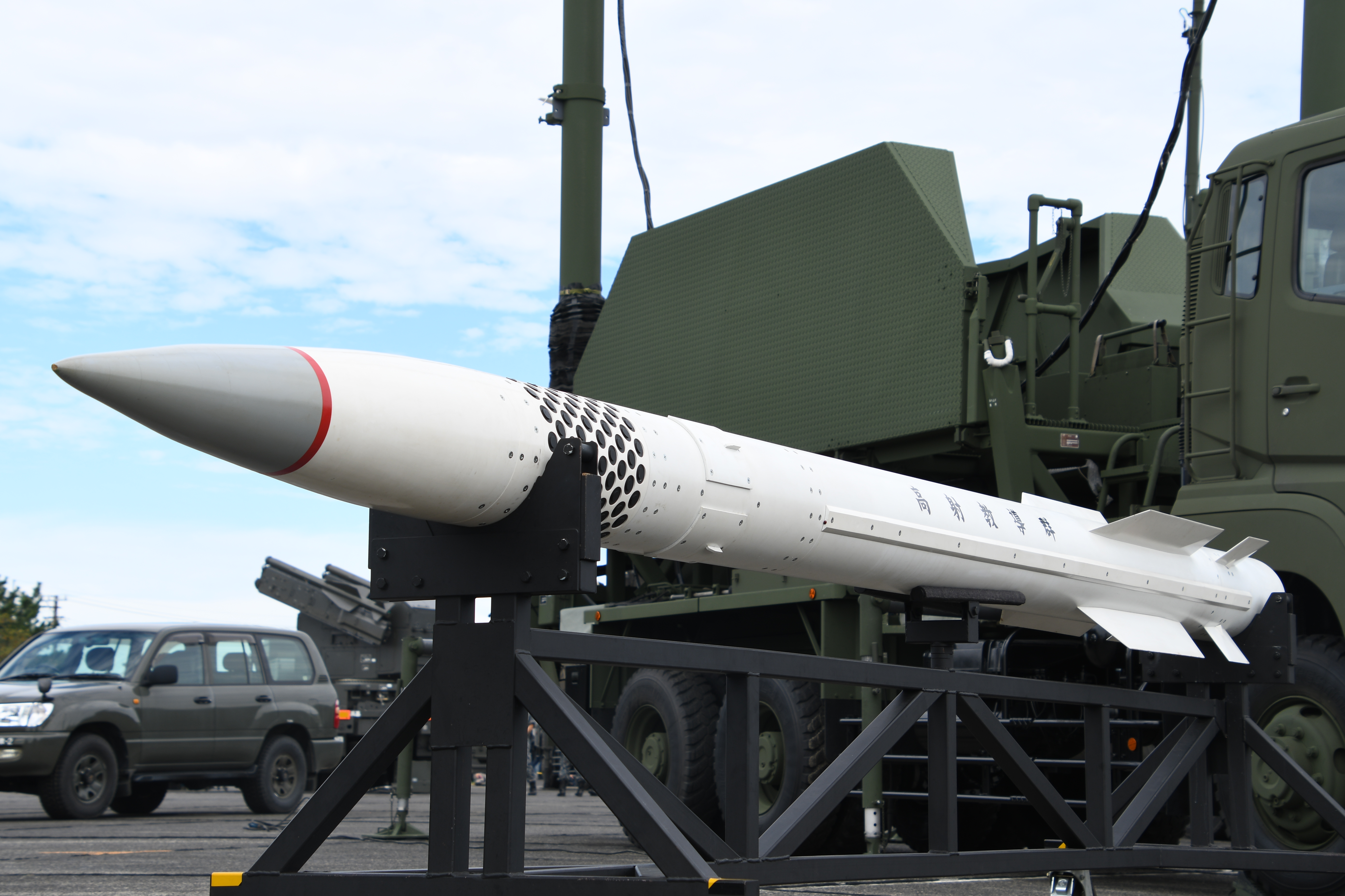 JASDF_MIM-104_Patriot_PAC-3_Missile%28dummy_model%29_left_front_low-angle_view_at_Hamamatsu_Air_Base_October_20%2C_2019.jpg