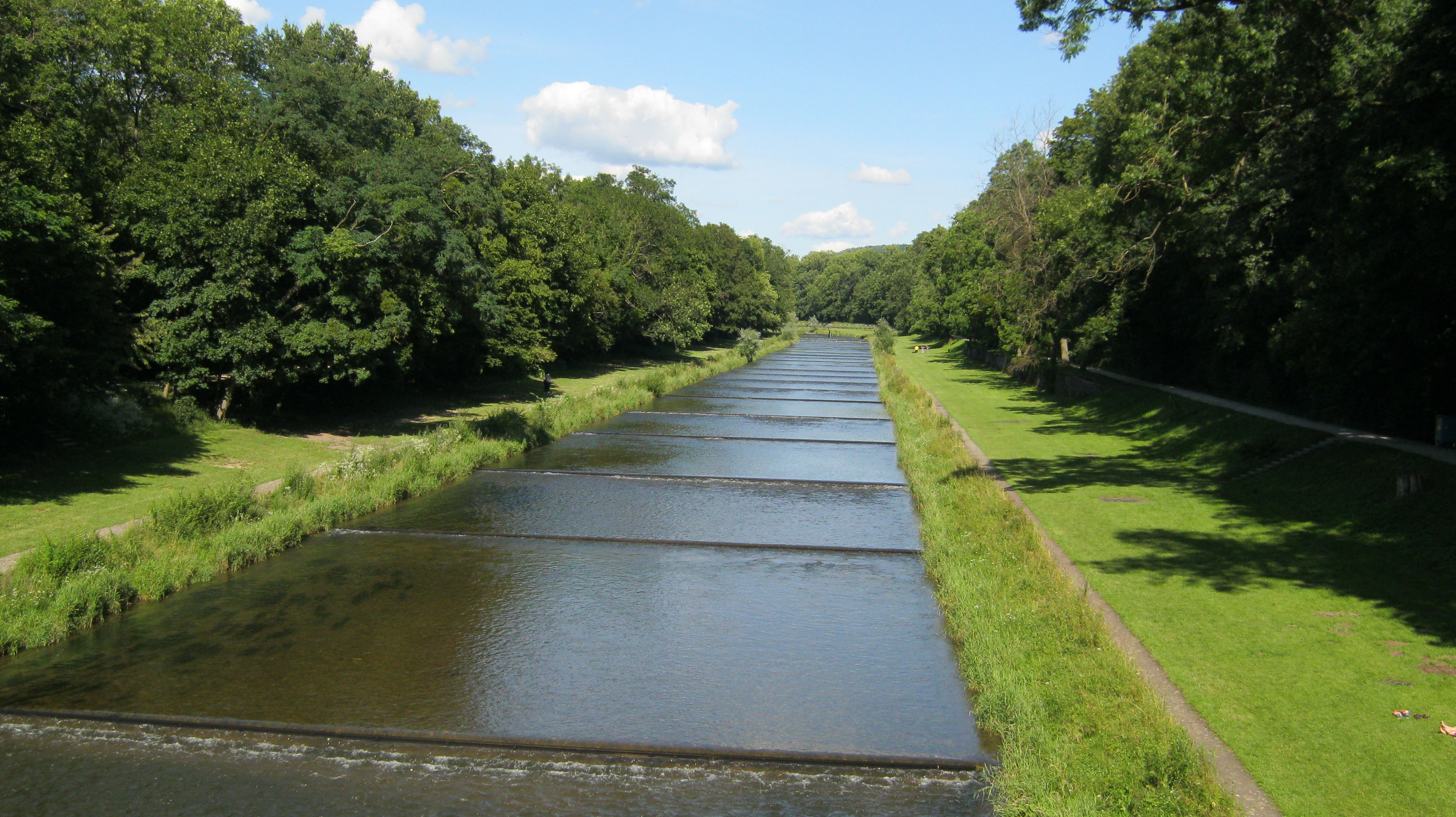 Flu%C3%9F_Wiese_Blick_flussaufw%C3%A4rts_Lange_Erlen.jpg