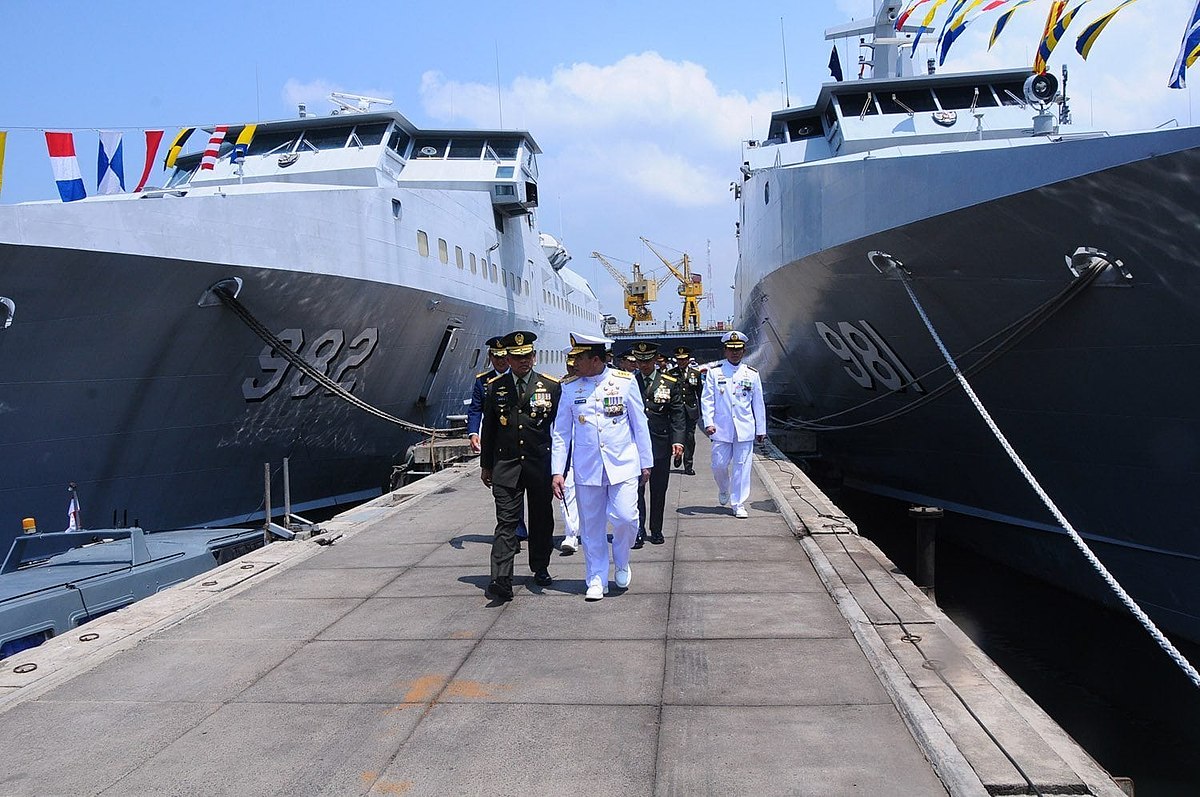 1200px-KRI_Karang_Pilang_and_KRI_Karang_Tekok.jpg