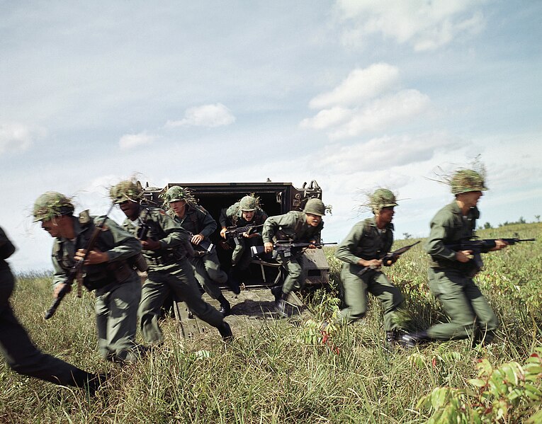765px-US_Army_infantrymen_unload_from_an_M113%2C_1985.jpg