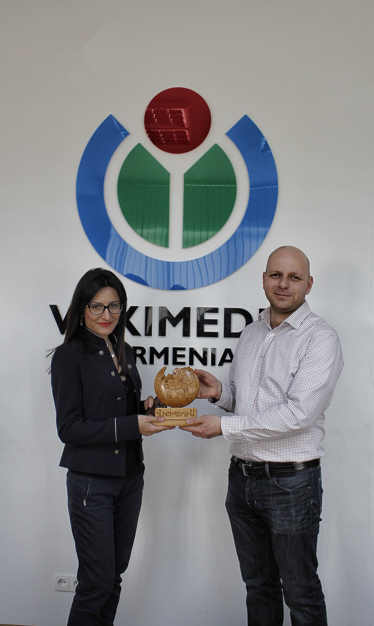 1224px-Armenian_Wikipedia_cup_handing_22%2C04%2C2017_%283%29.jpg