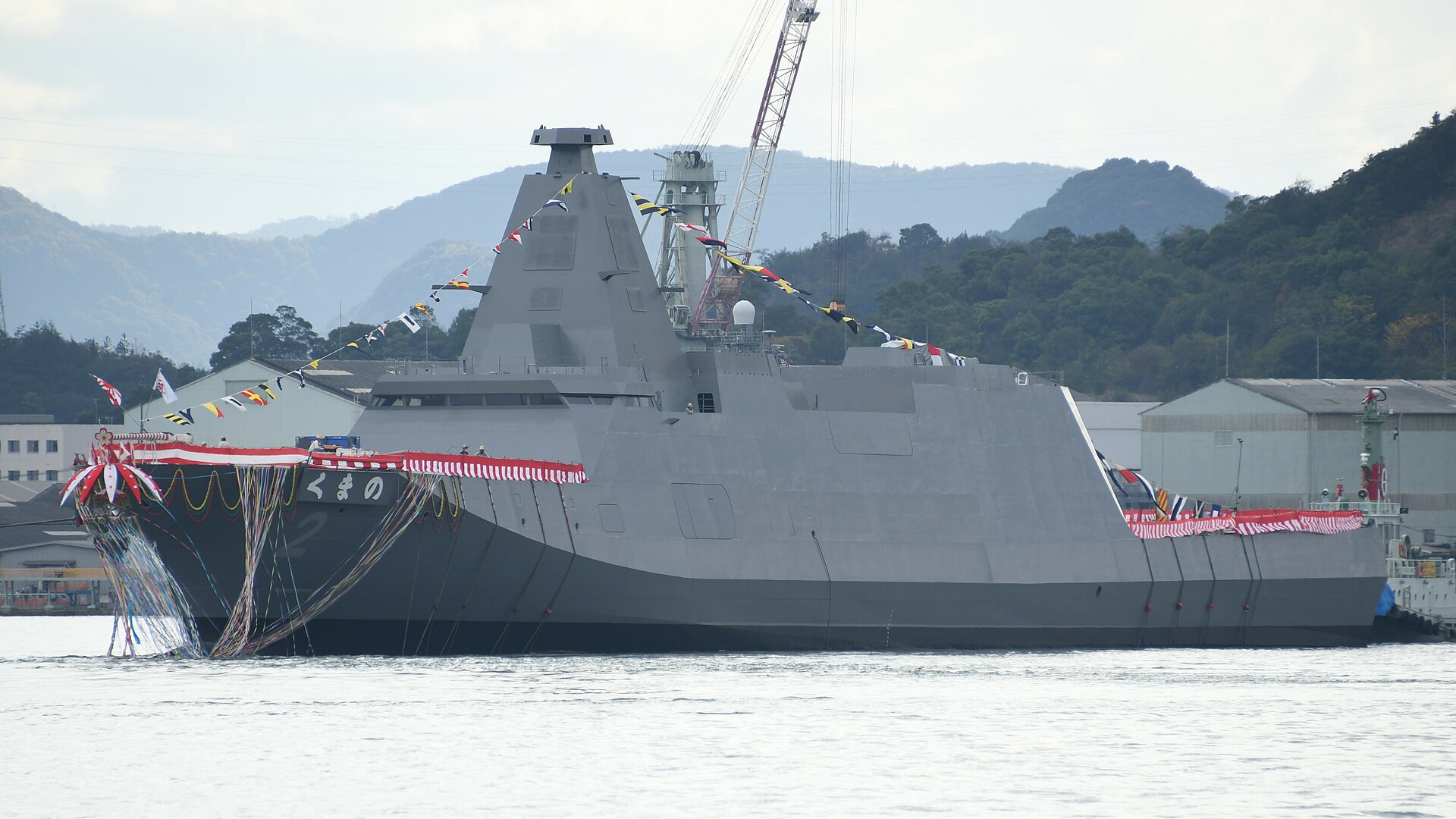 1920px-JS_Kumano%28FFM-2%29_left_front_view_at_Mitsui_Engineering_%26_Shipbuilding_Tamano_Shipyard_November_19%2C_2020_03.jpg