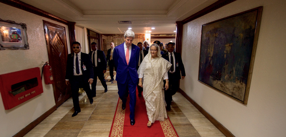 CC US Department of State, modified, https://en.wikipedia.org/wiki/File:Secretary_Kerry_Walks_With_Bangladeshi_Prime_Minister_Sheikh_Hasina_Wazed_in_Dhaka_(28692596773).jpg