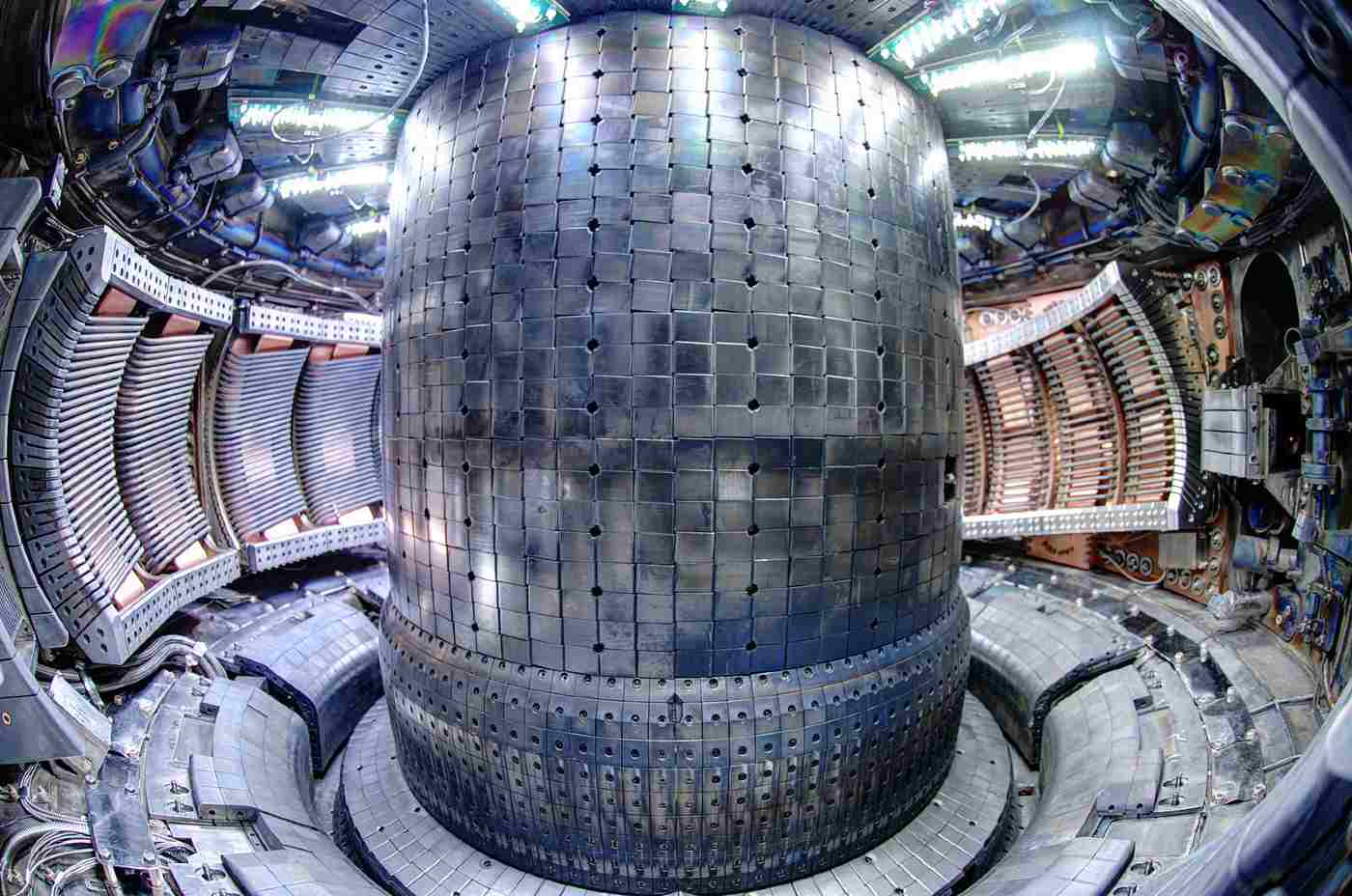 nuclear-tokamak-Chris-Bolan-Wikimedia-Commons-CC-license.jpg
