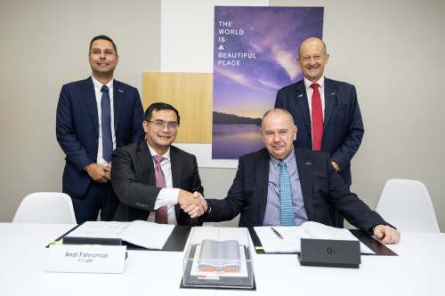 Foto-1-Airbus-and-GMF-sign-contract-to-upgrade-Indonesias-Super-Puma-fleet.jpg