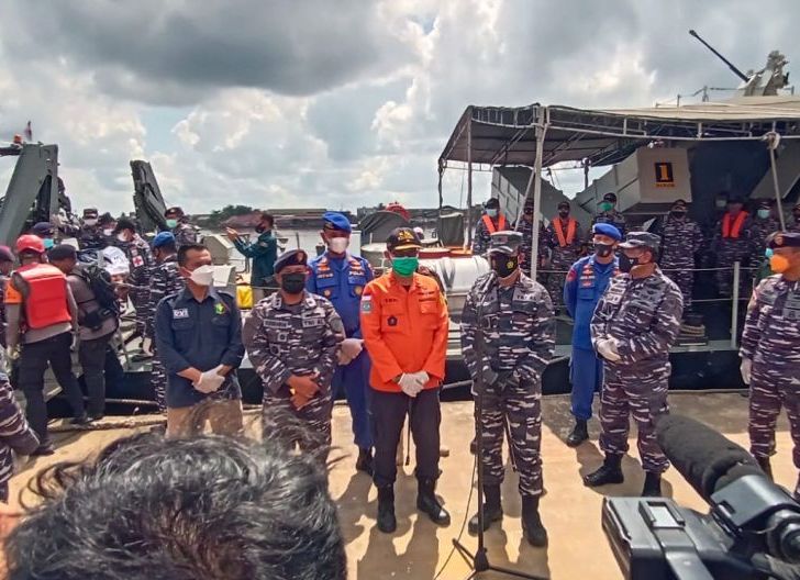 1626788514_kri_kerambit_627_berhasil_mengevakuasi_korban_kapal_tenggelam_di_perairan_kalbar.jpeg
